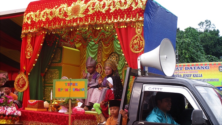 traditionell gekleidete Kinder in Indonesien