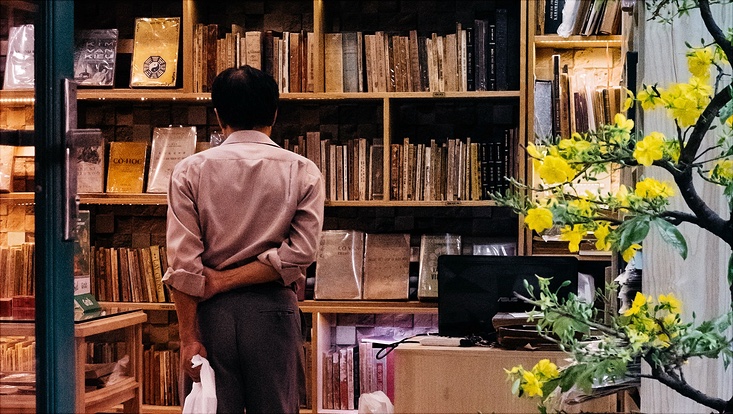 Mann in einem Buchladen