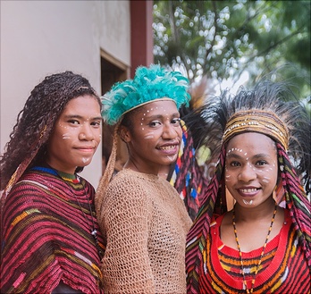 asso-myron-wwi5oxdxdvy-unsplash-348x329 Frauen auf West-Papua