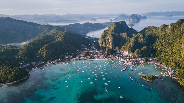 "El Nido, Philippines" by Eibner Saliba | Unsplash, cropped