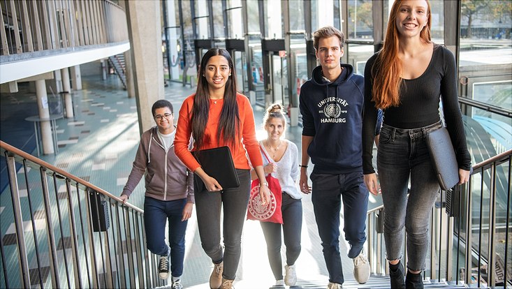 Gruppe Studierender, die eine Treppe heraufkommen