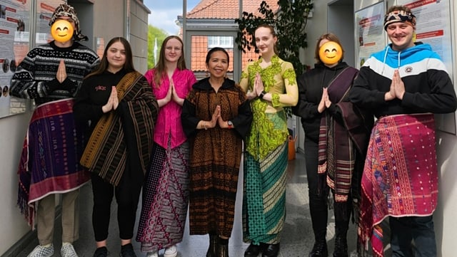 Indonesian language course I B – traditional regional Indonesian outfits